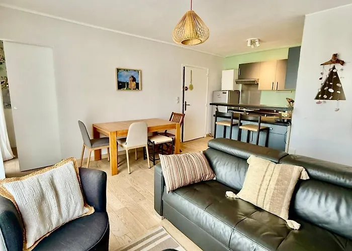Appartement Cosy -2 Chambres, Clim & Parking *